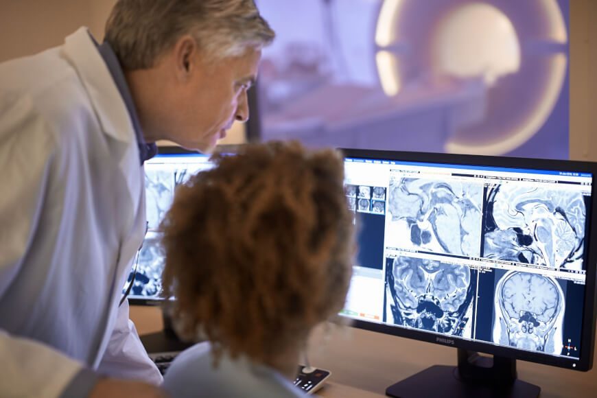 Een radioloog bekijkt MRI-beelden op een werkstation